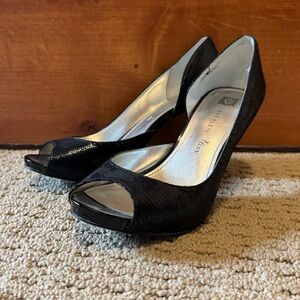 Black textured Anne Klein flex heels
